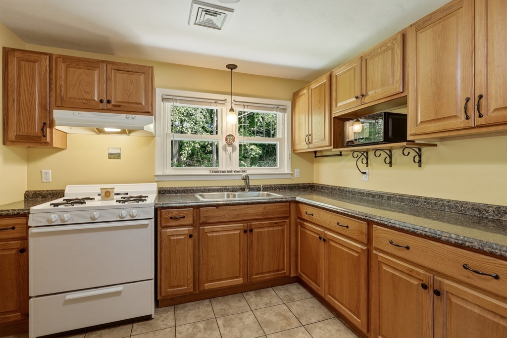 16 Saybrook Cir Property Photo 7