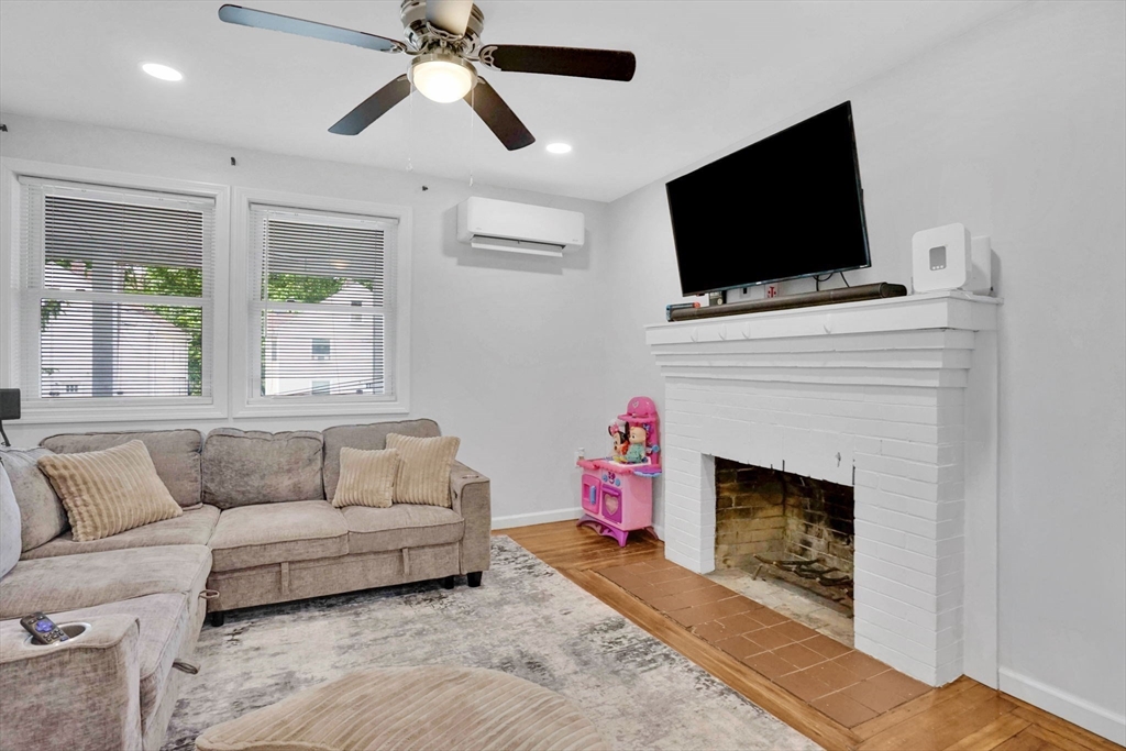 1537 N Main St Property Photo 5