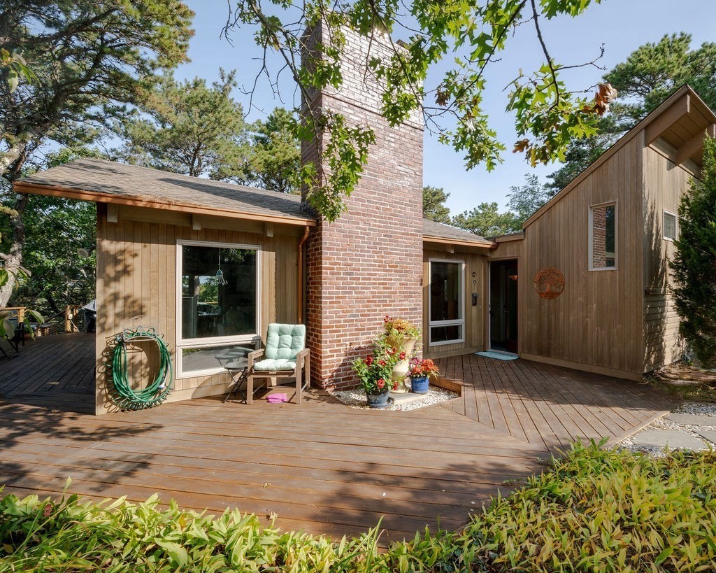 9 Kinnikinnick Road Property Photo 2