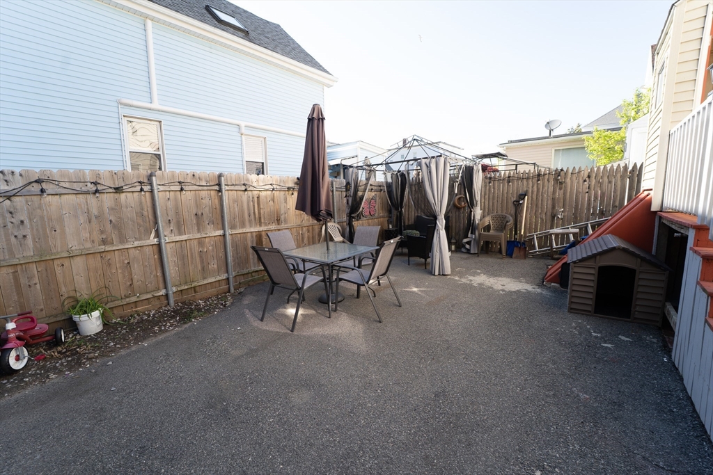 1 Thatcher St Property Photo 14