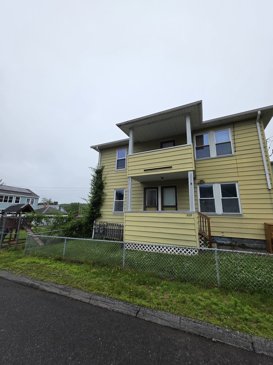 205 Woodland St Property Photo 3