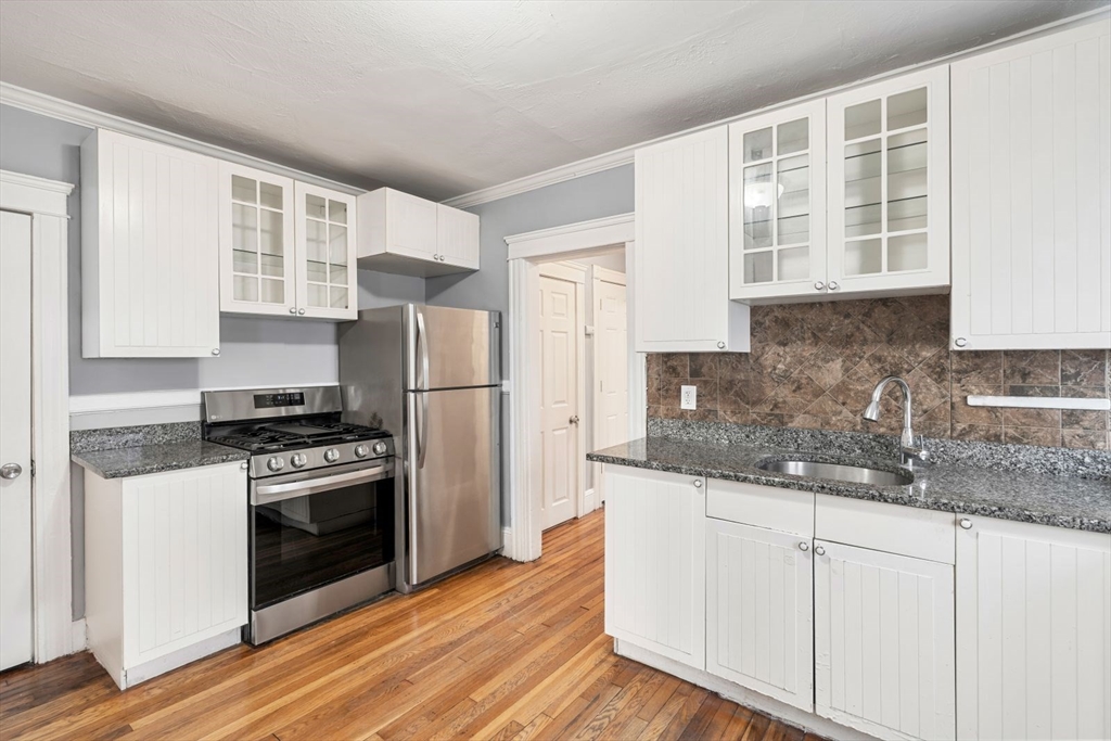193 Florence St # 1r Property Photo 4