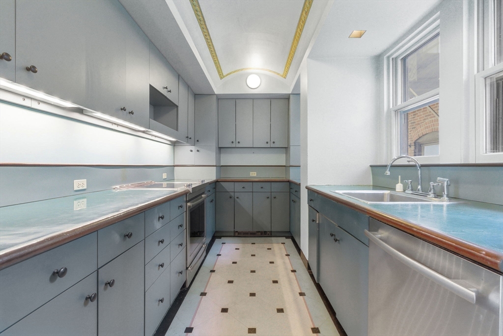 250 Beacon St # 10 Property Photo 17