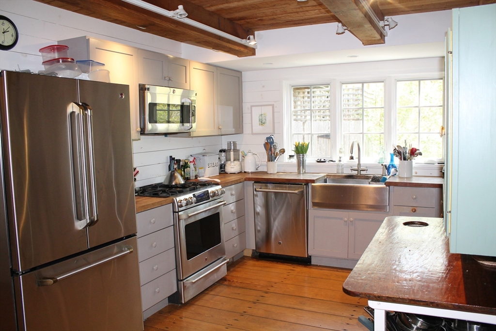 225 Lamberts Cove Rd Property Photo 8