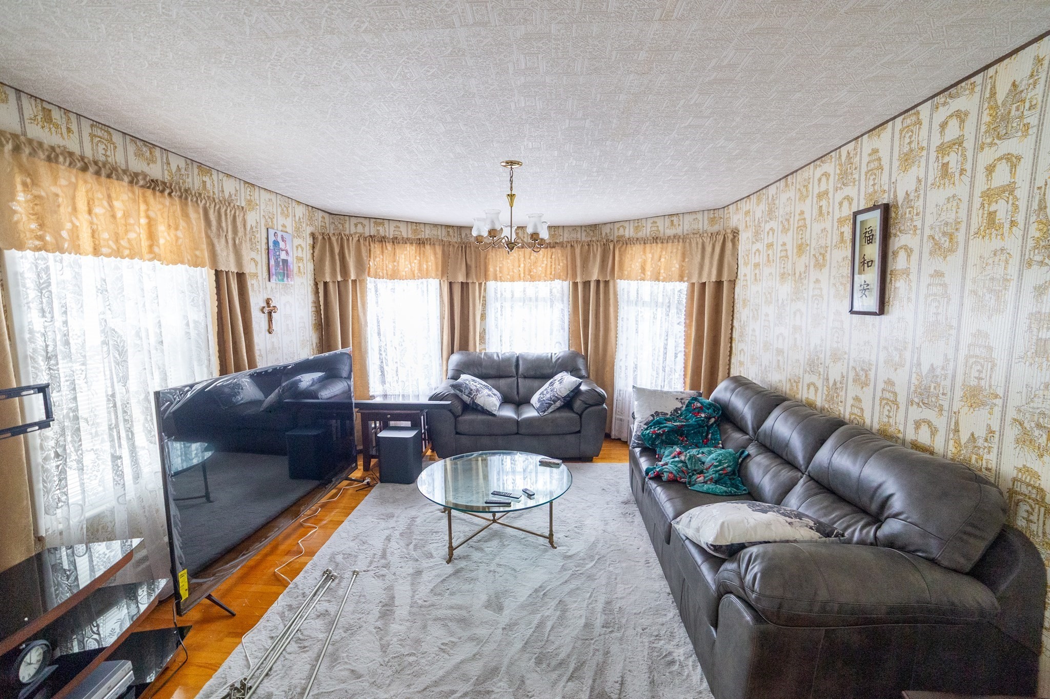 5 Suffield St Property Photo 6