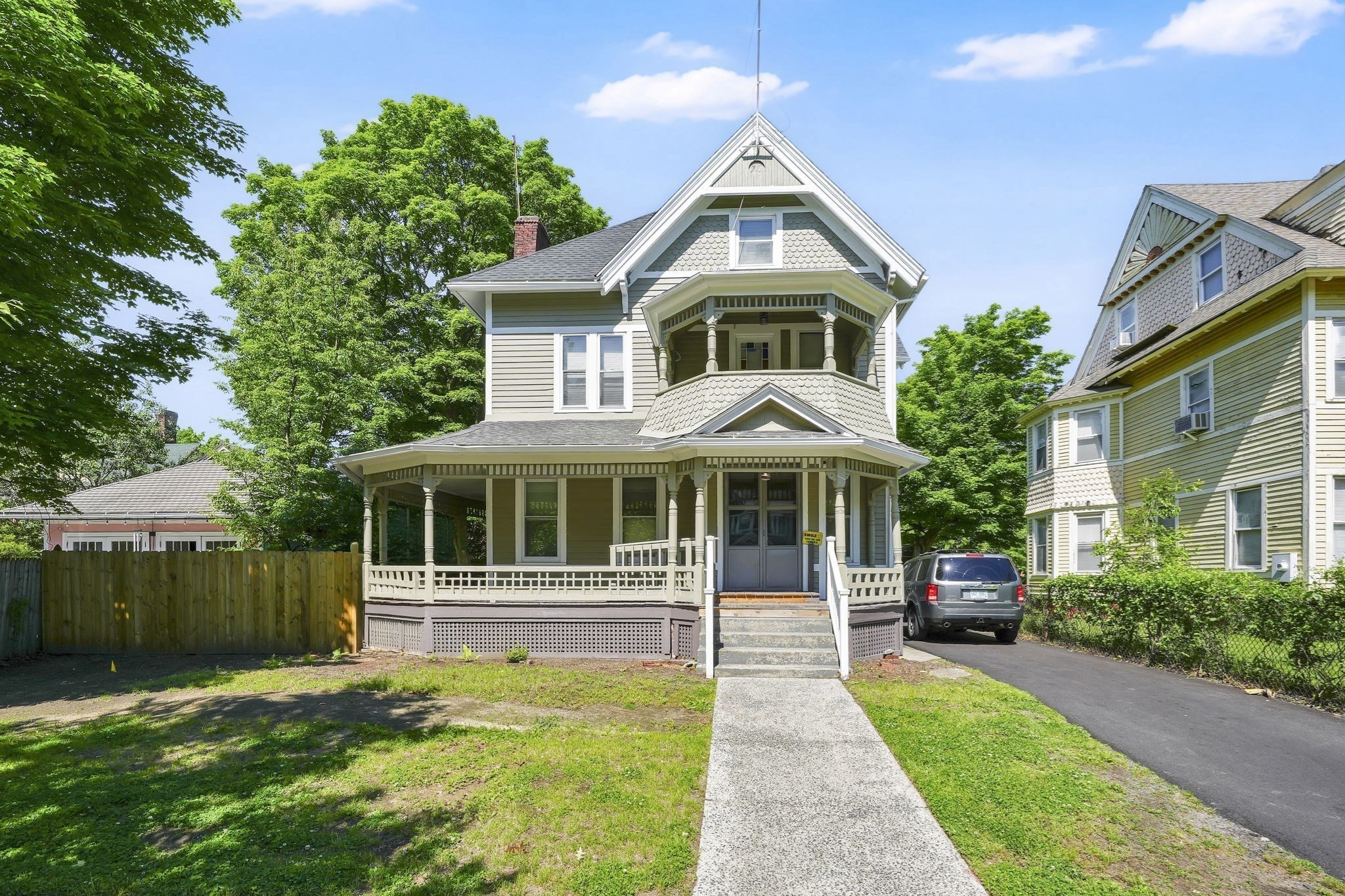 288 Saint James Ave Property Photo 2