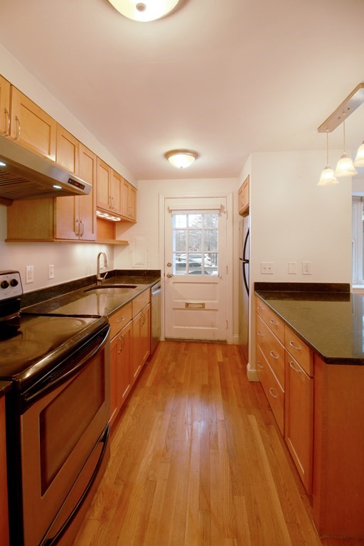 60 Lake St # D Property Photo 7