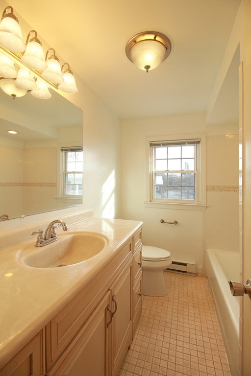 60 Lake St # D Property Photo 14