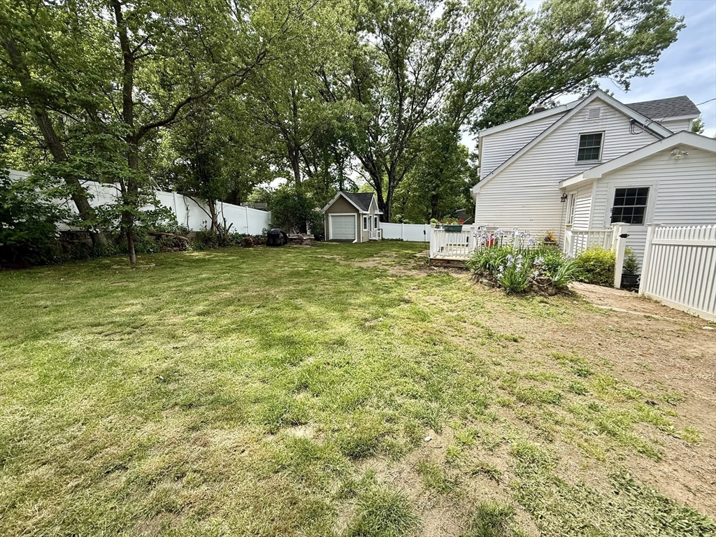 4 Robin Rd Property Photo 4