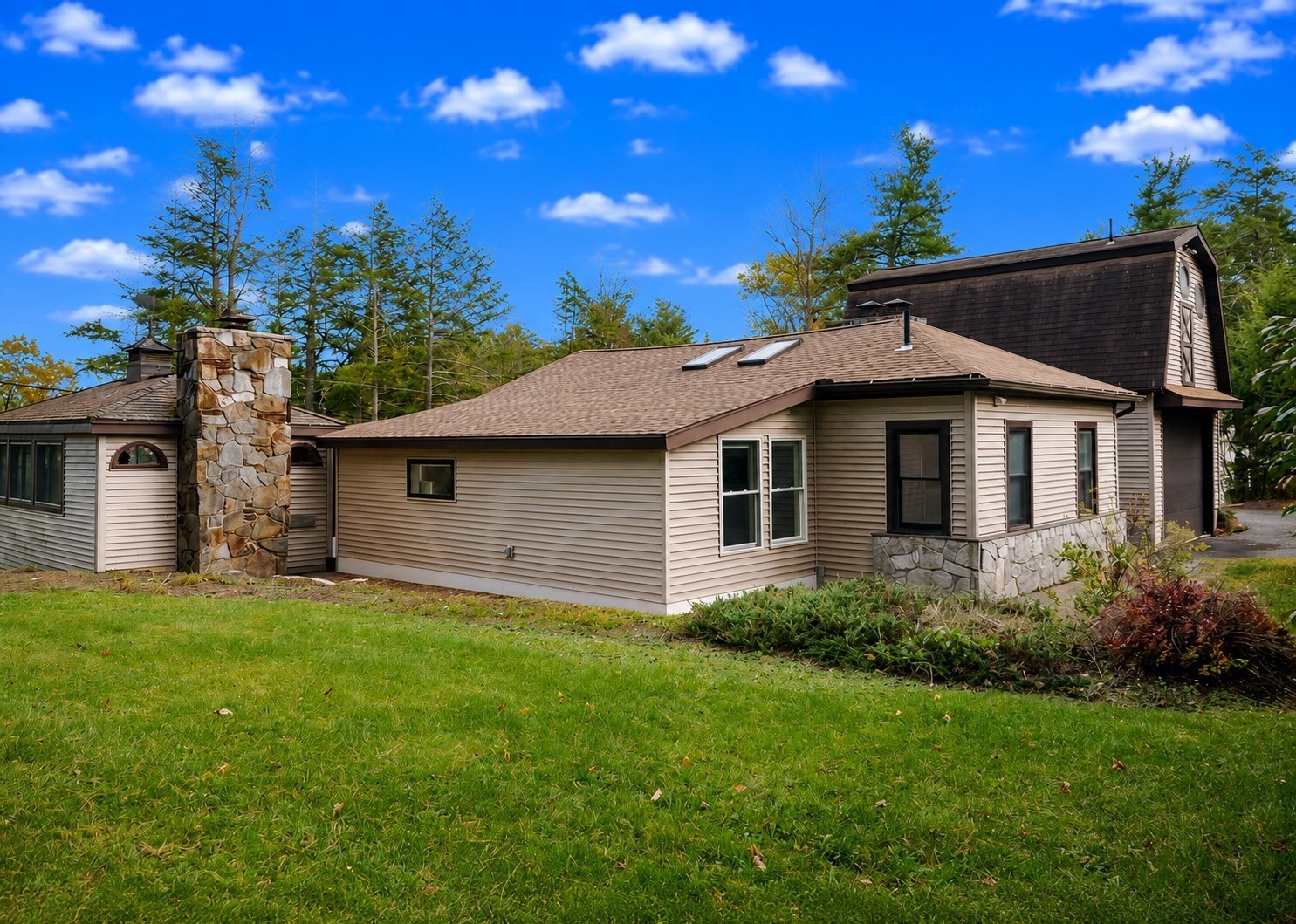 347 Pine Rd Property Photo 1