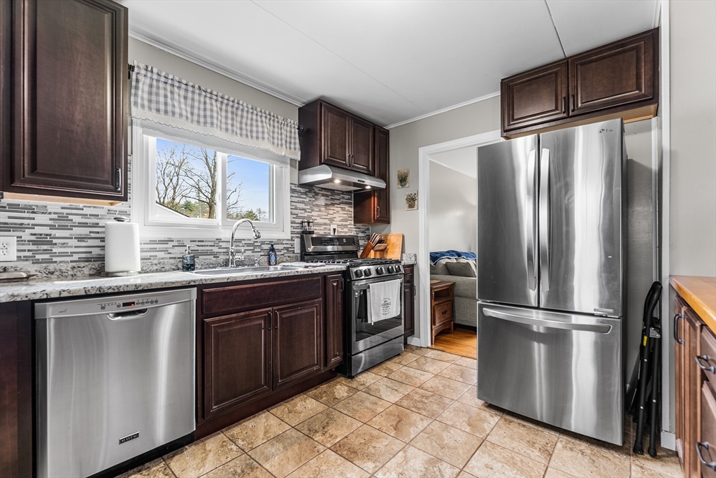 64 Rochford Cir Property Photo 2