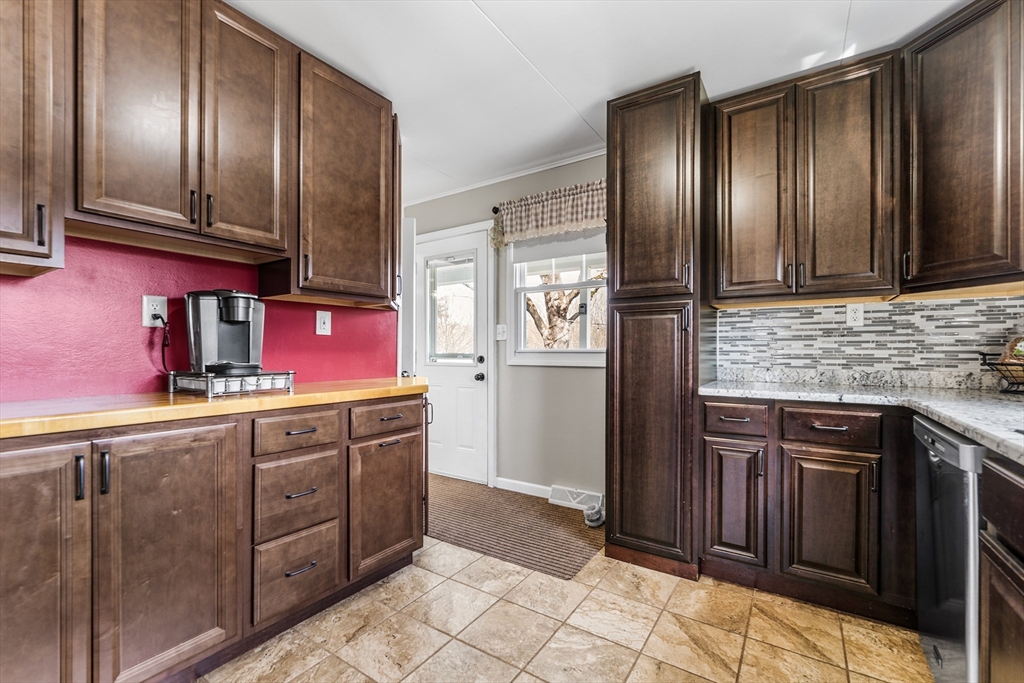 64 Rochford Cir Property Photo 3