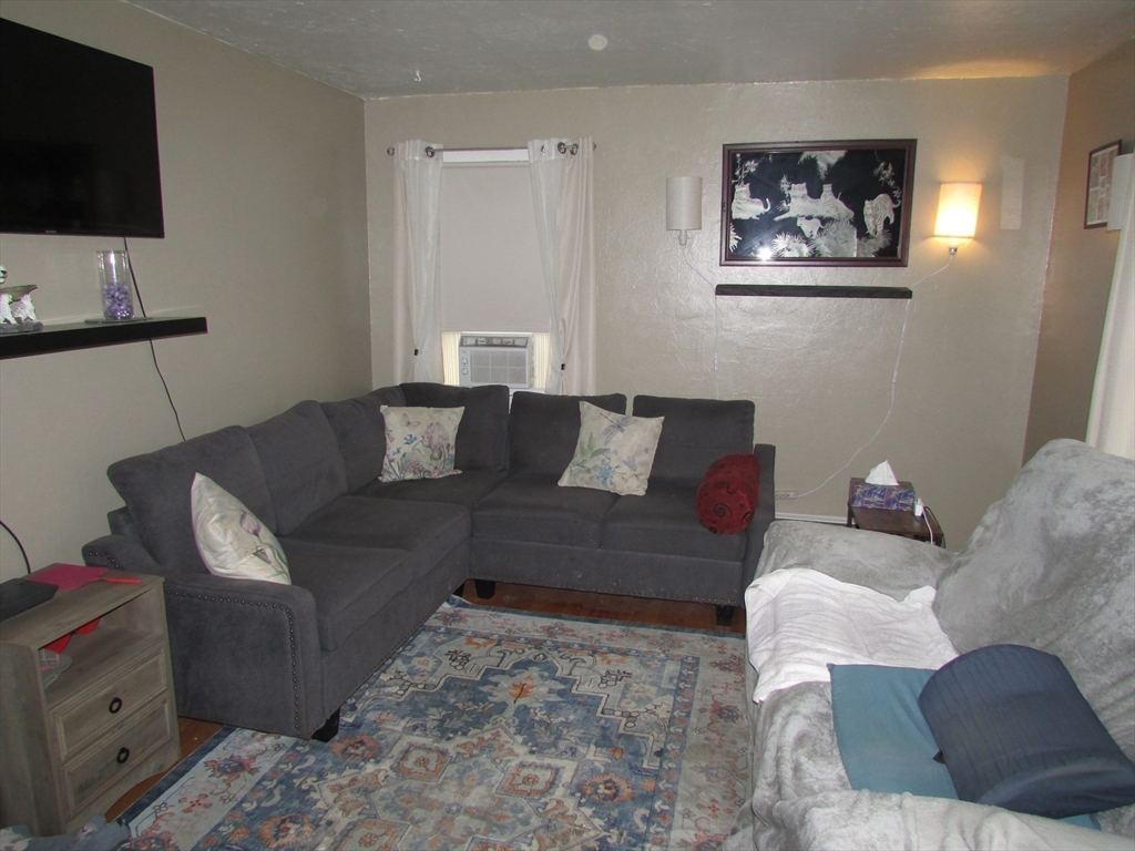 10 Bartlett St Property Photo 15