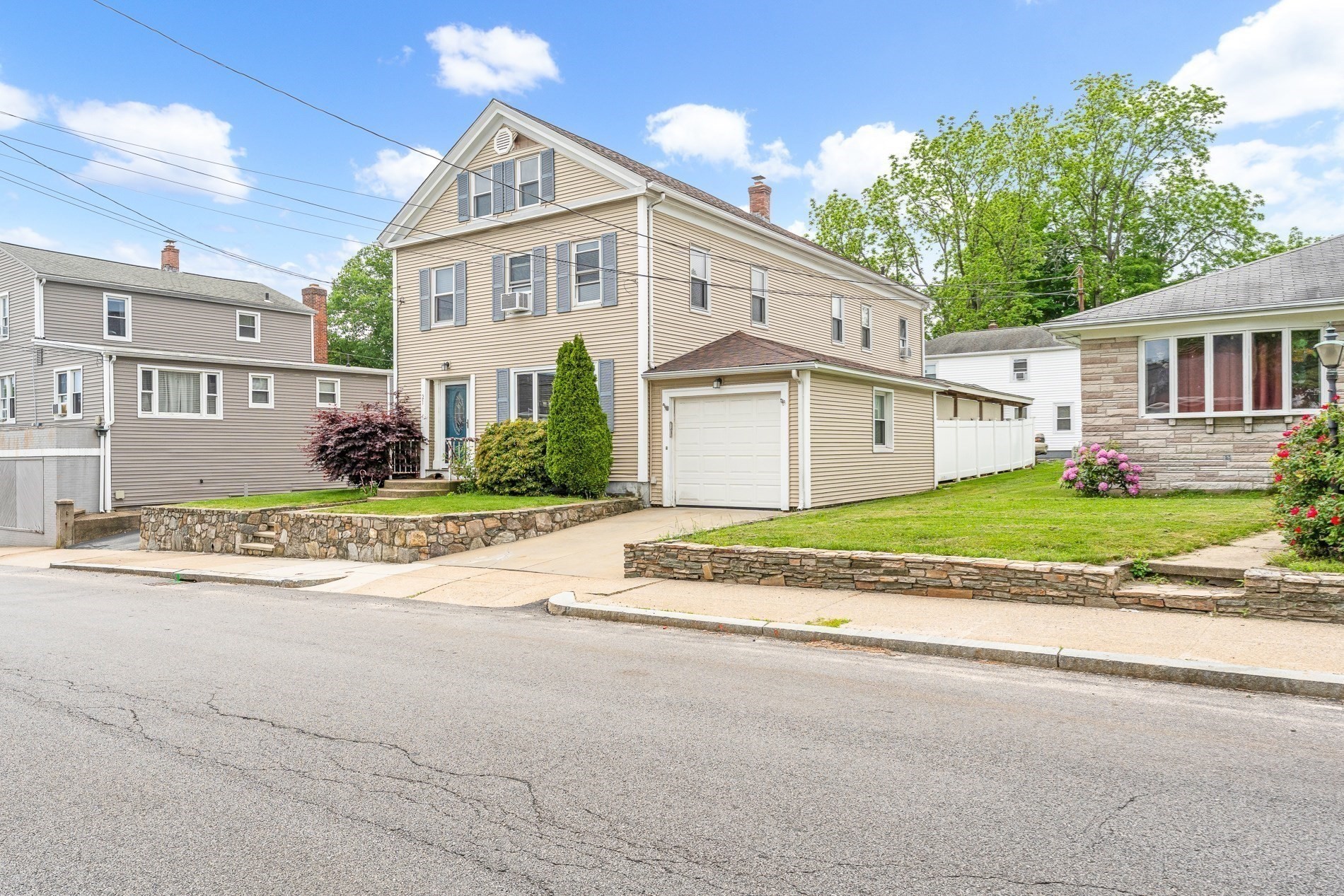 21 25 27 Pike Street Property Photo 4