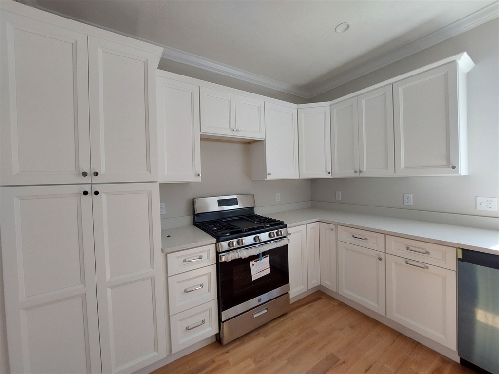 19b Crownshield # 19b Property Photo 4