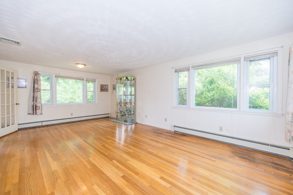 27 Chevy Chase Rd Property Photo 3