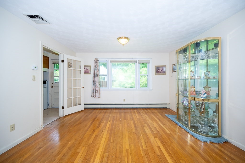 27 Chevy Chase Rd Property Photo 5