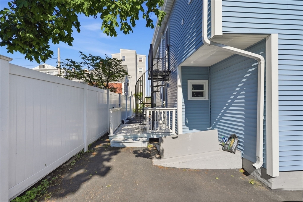 34 Underhill St # 4 Property Photo 17