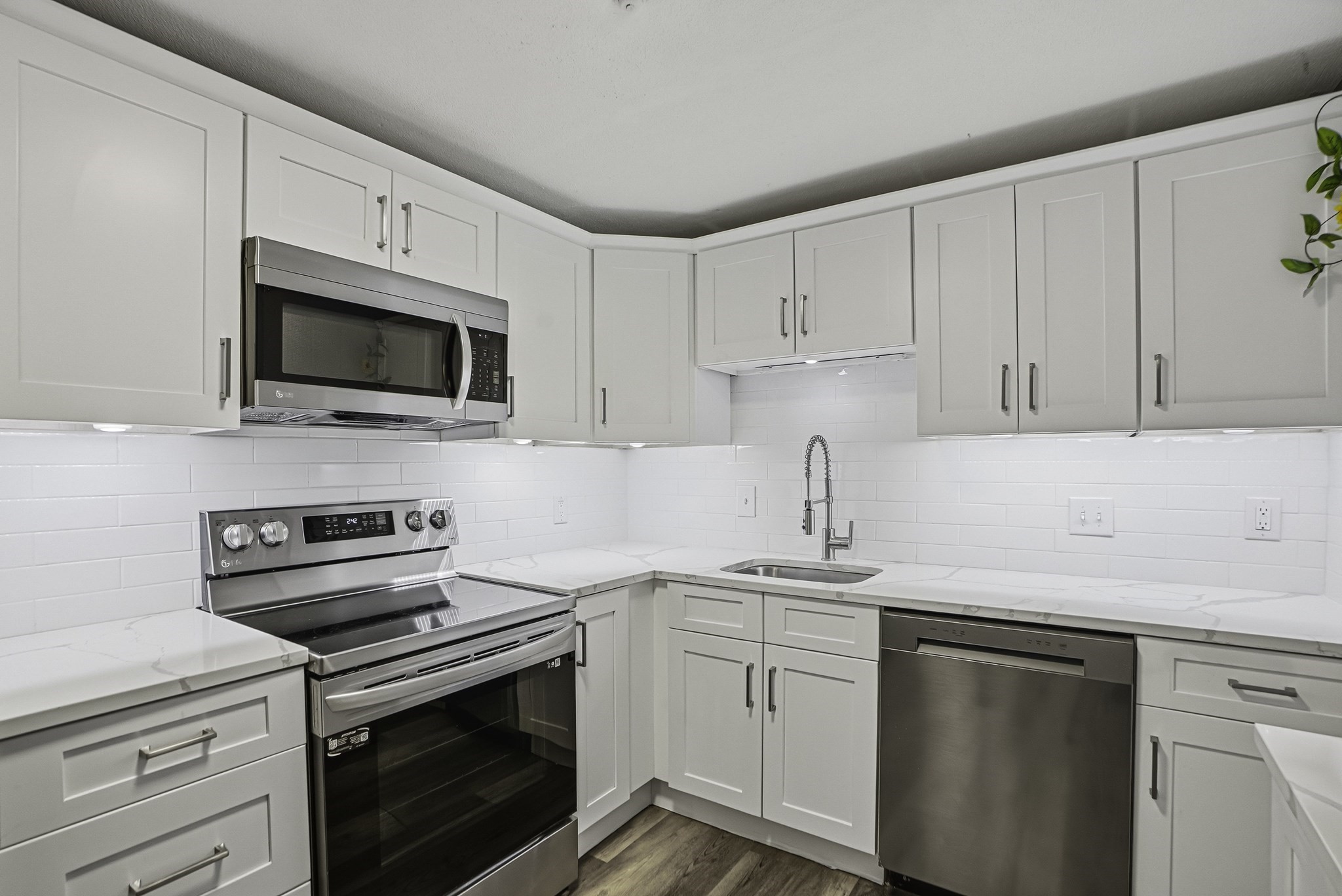 26 Williamsburg Ct # 12 Property Photo 5