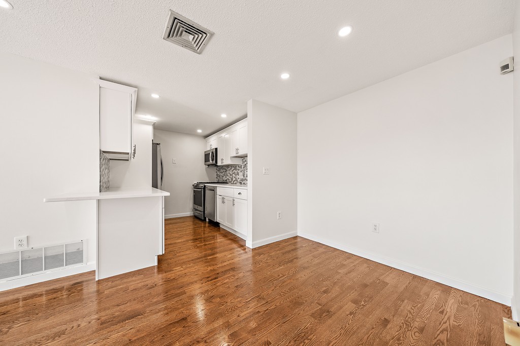 336 Adams St # 28 Property Photo 4