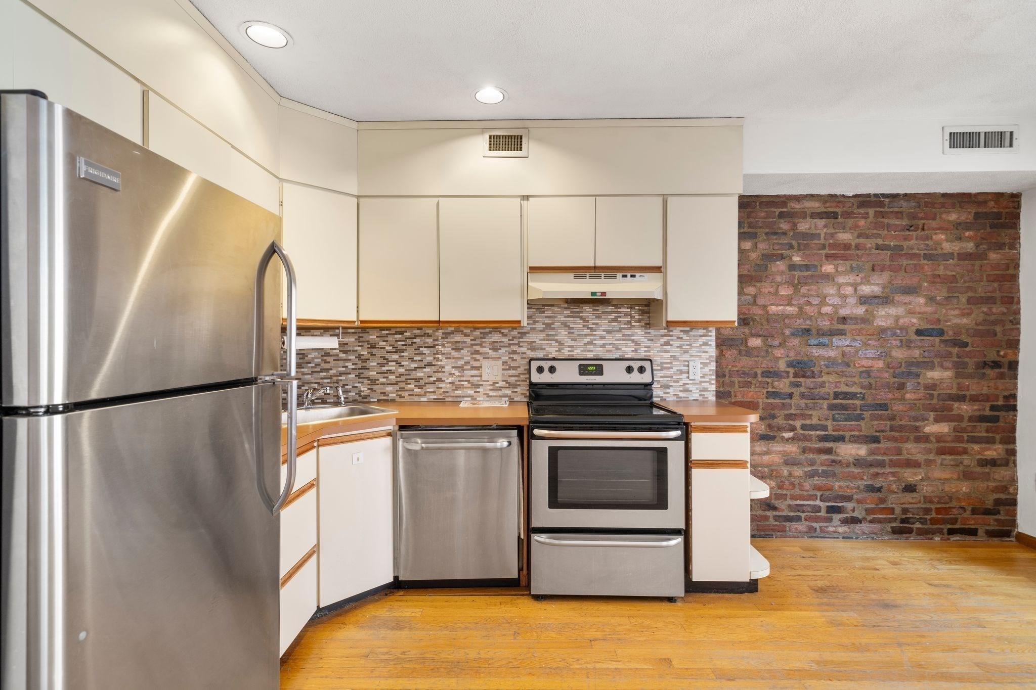 8 Wiget # 2 Property Photo 3