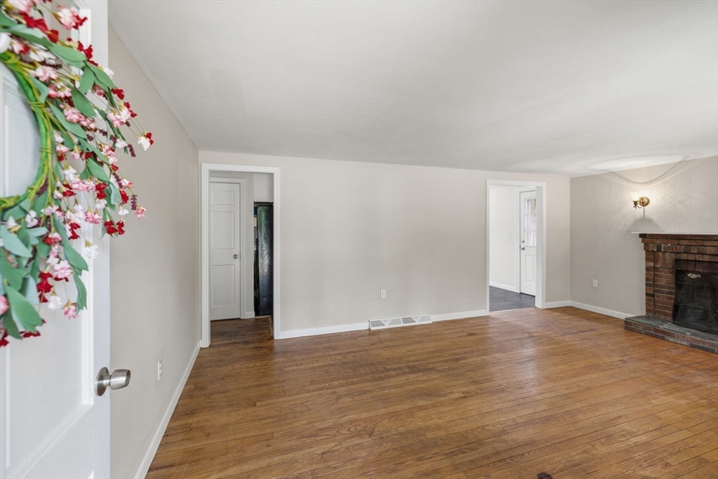 90 Castlewood Circle Property Photo 4
