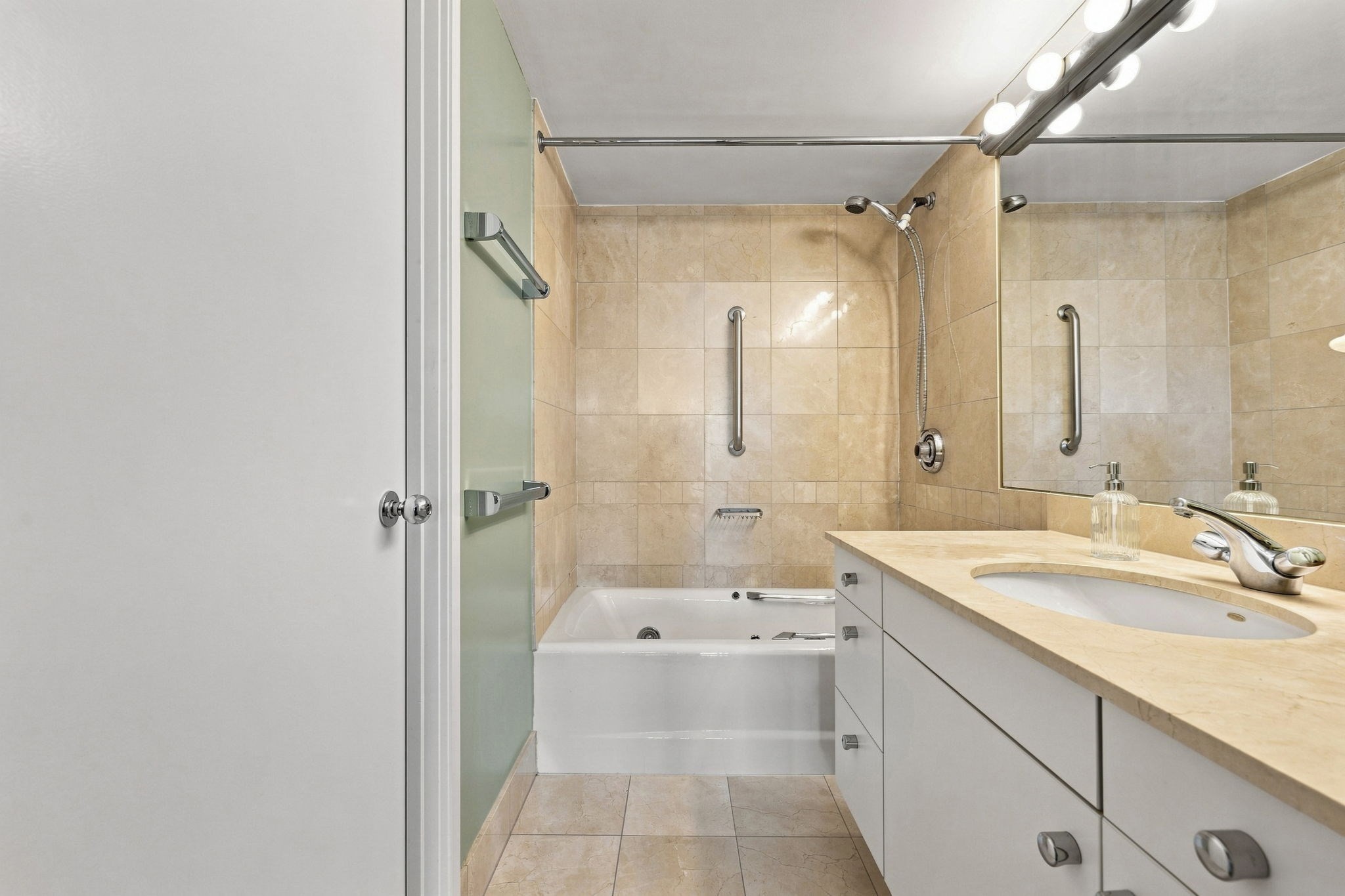 75-83 Cambridge Parkway # E405 Property Photo 20