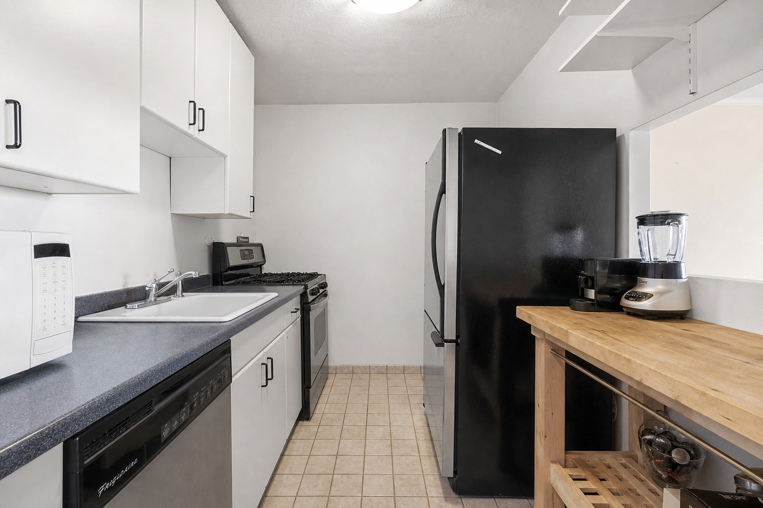 8 Whittier Pl # 21b Property Photo 3