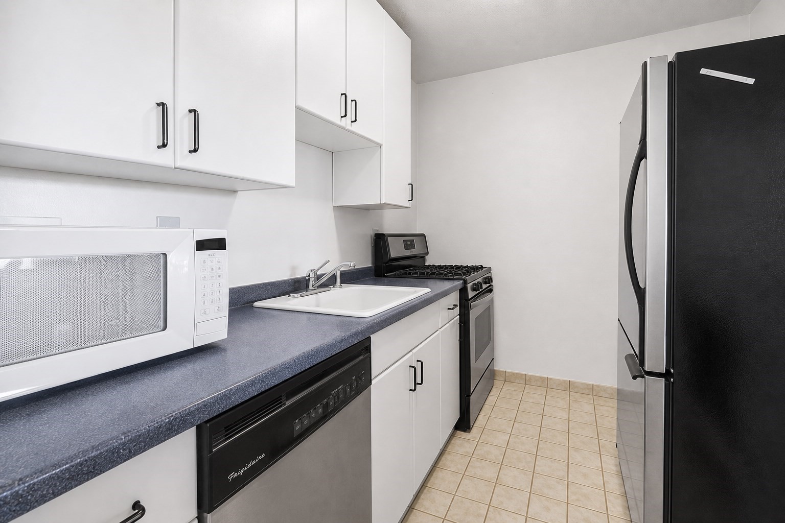 8 Whittier Pl # 21b Property Photo 4