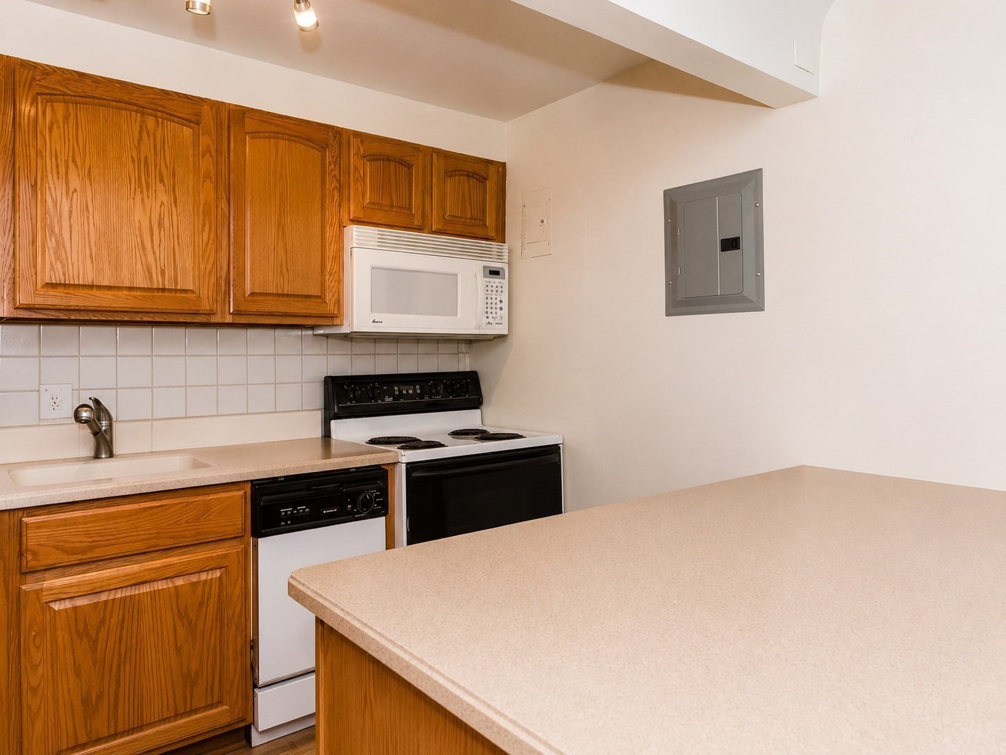 10 Commonwealth Ct # 2 Property Photo 3