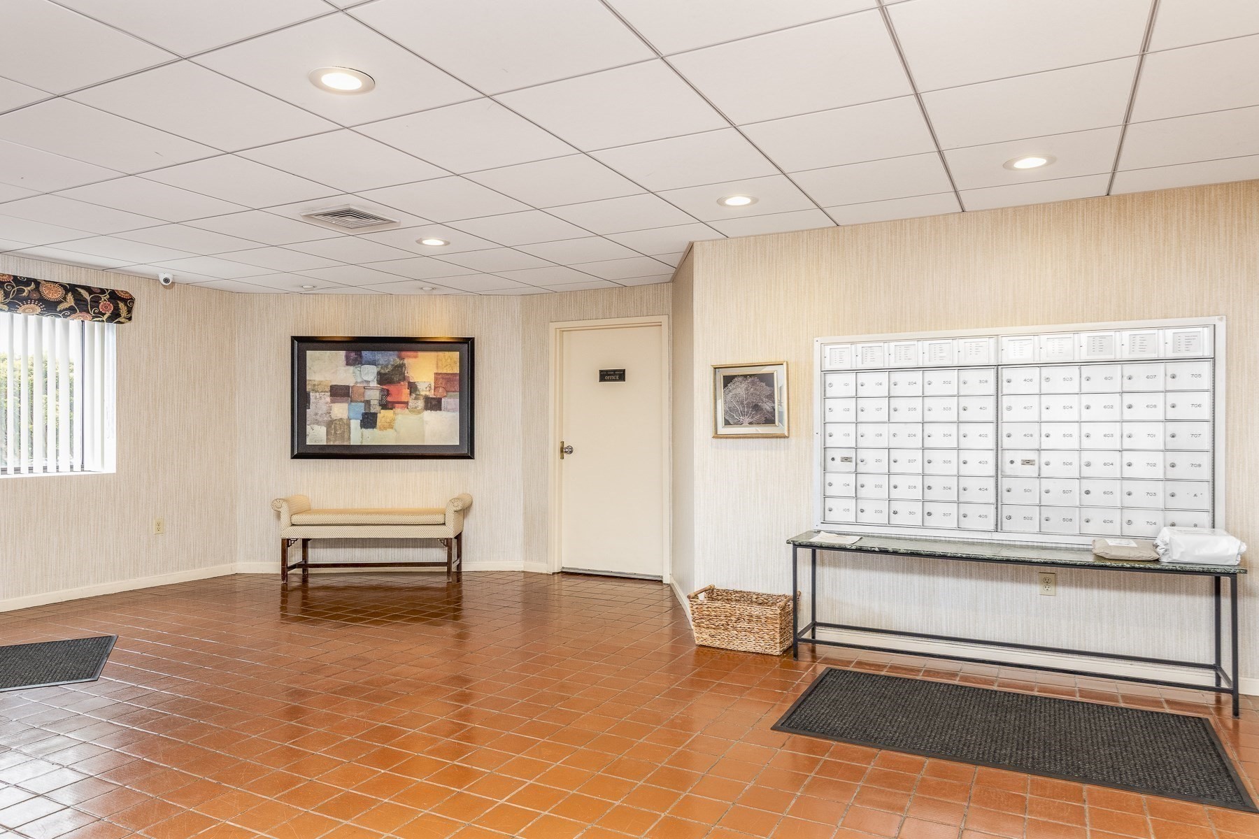 295 Lynn Shore Drive # 402 Property Photo 2