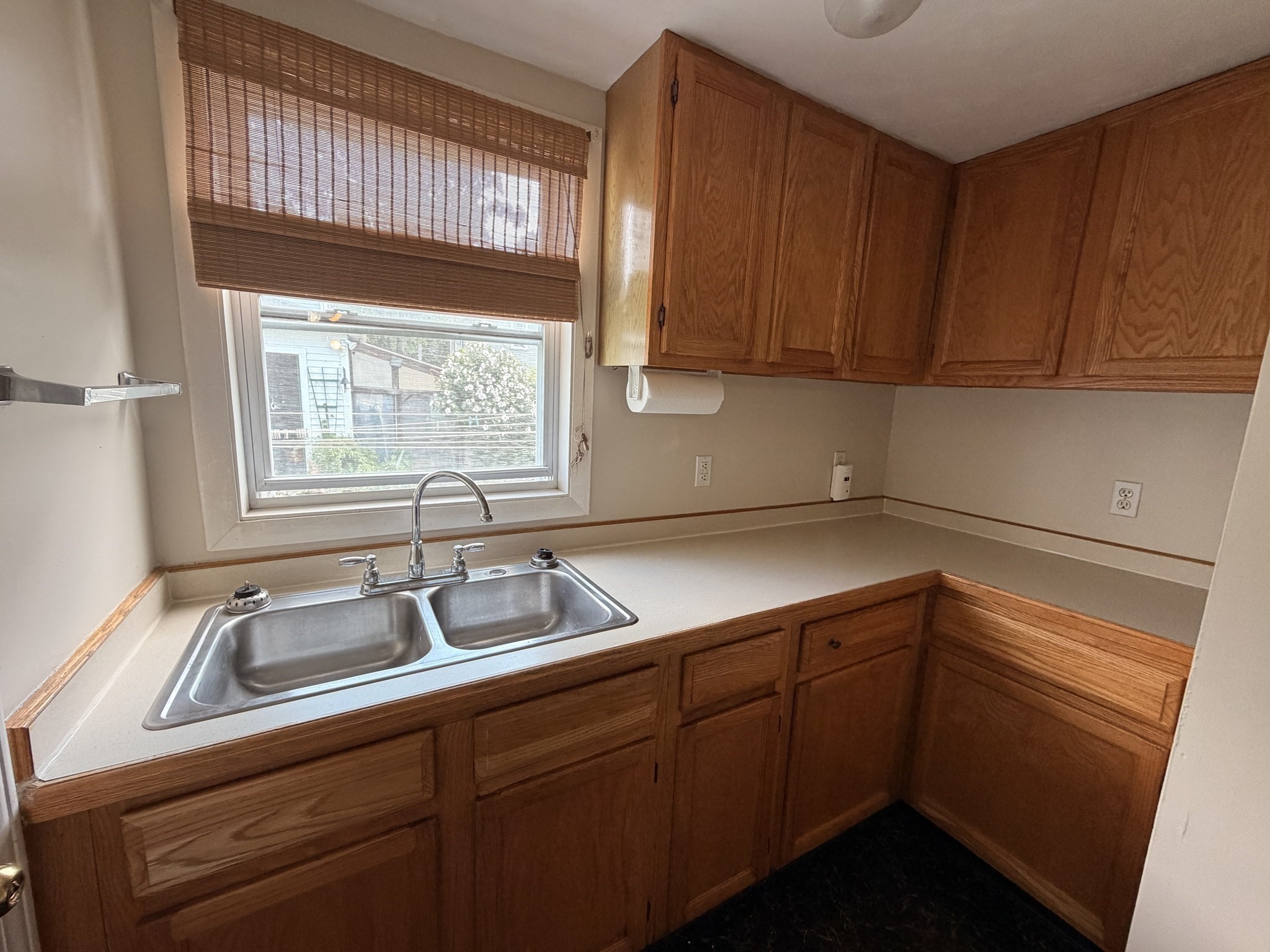 326 Thacher St Property Photo 3