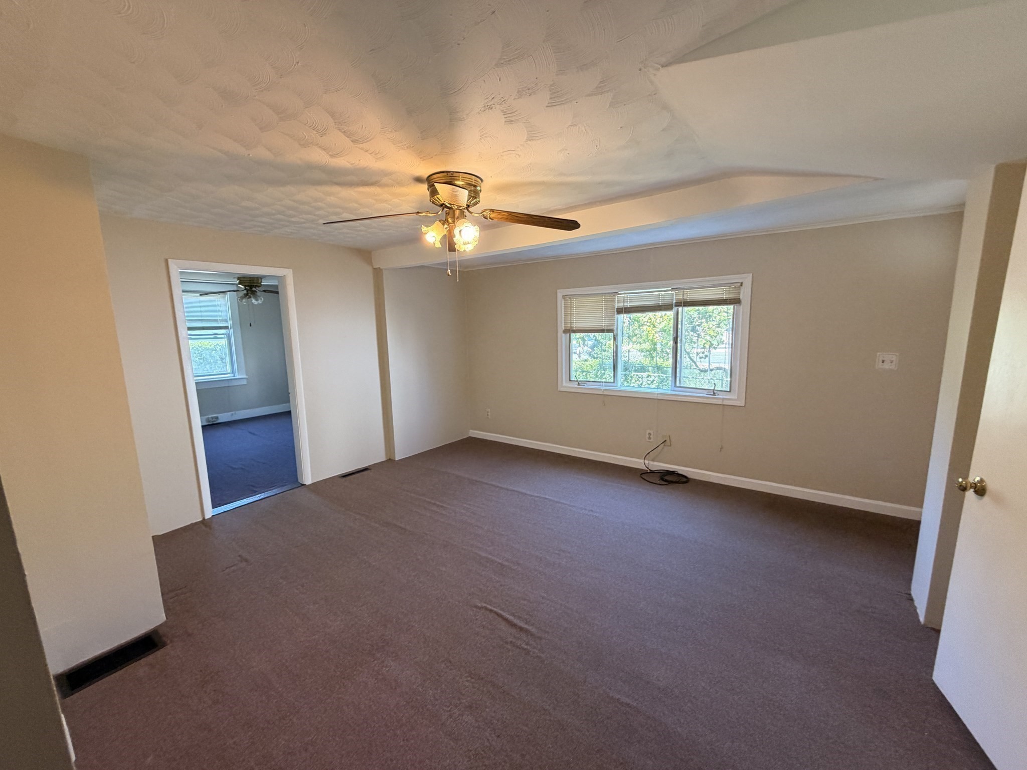 326 Thacher St Property Photo 5