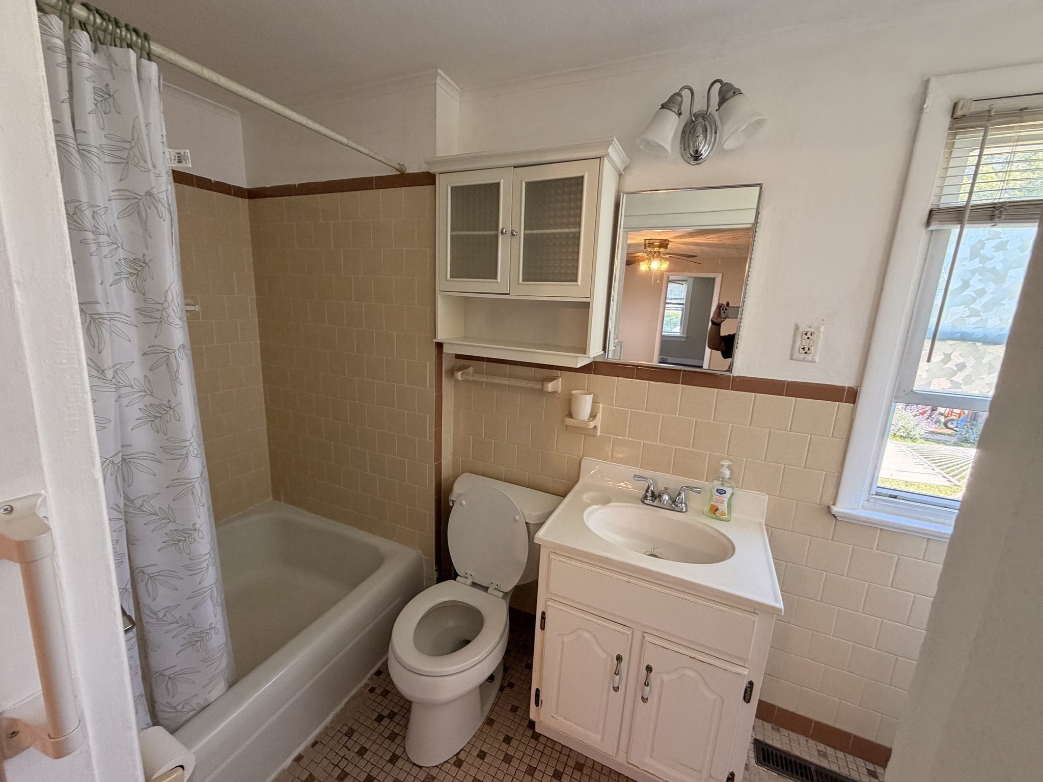 326 Thacher St Property Photo 6