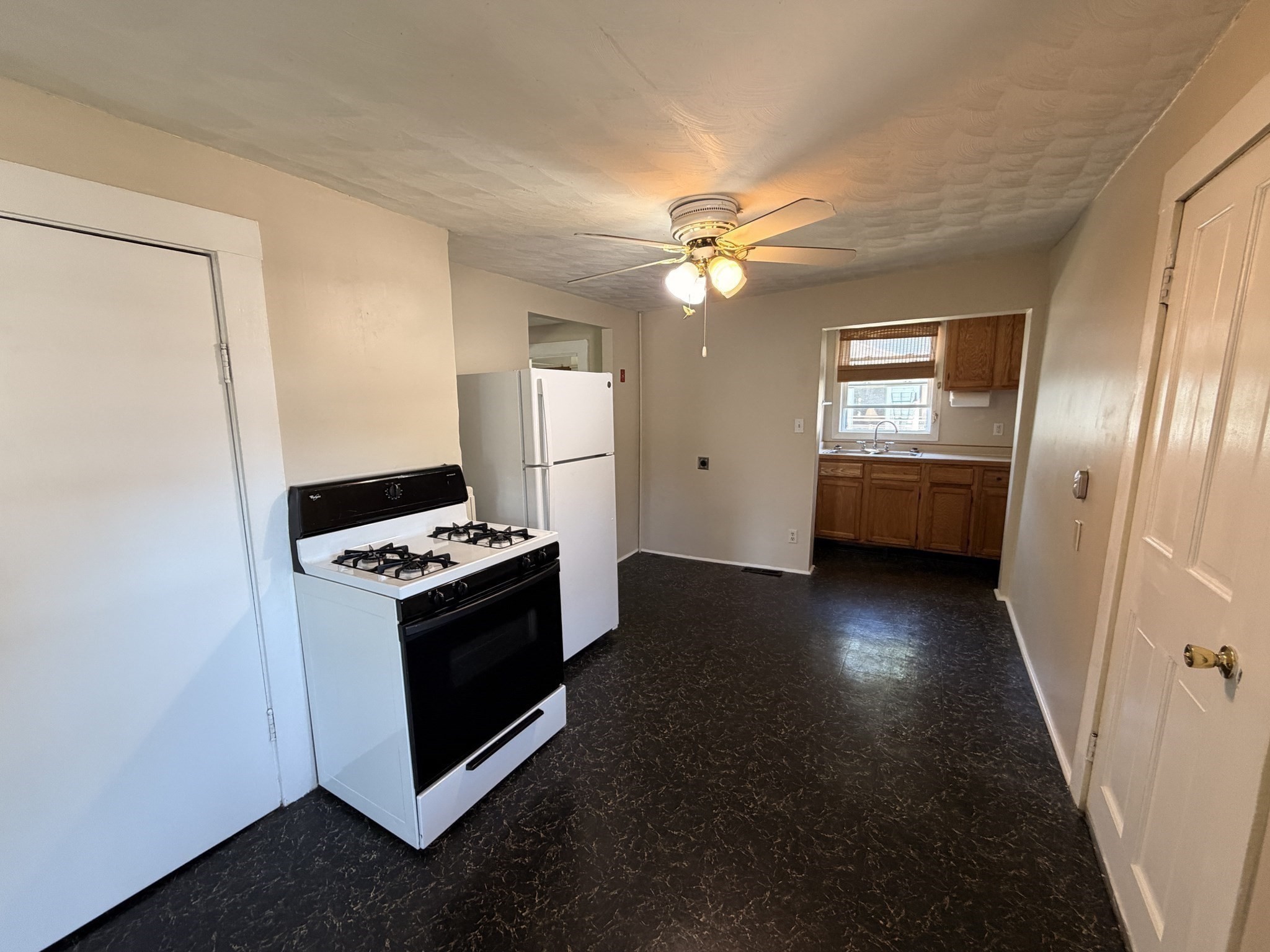326 Thacher St Property Photo 7