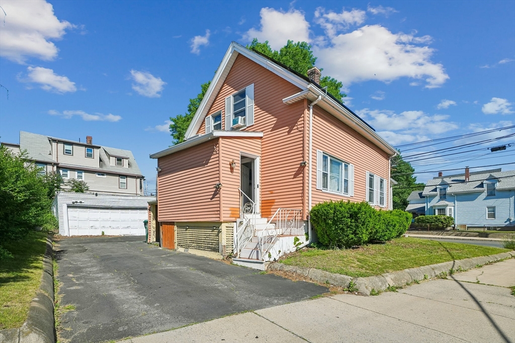 638 Boston St Property Photo 3