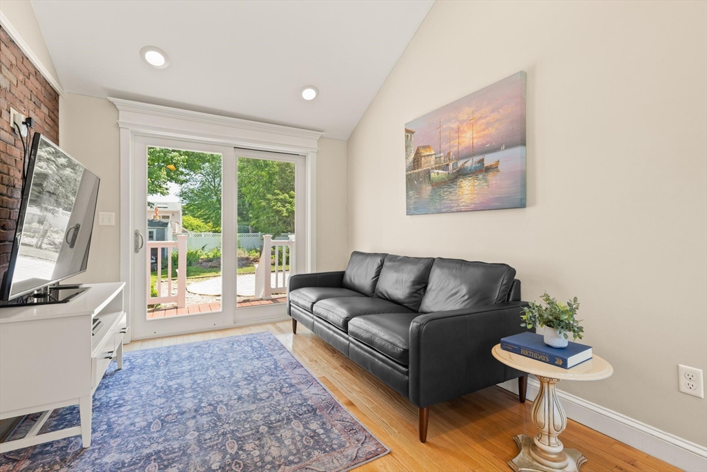 178 Webster St Property Photo 8
