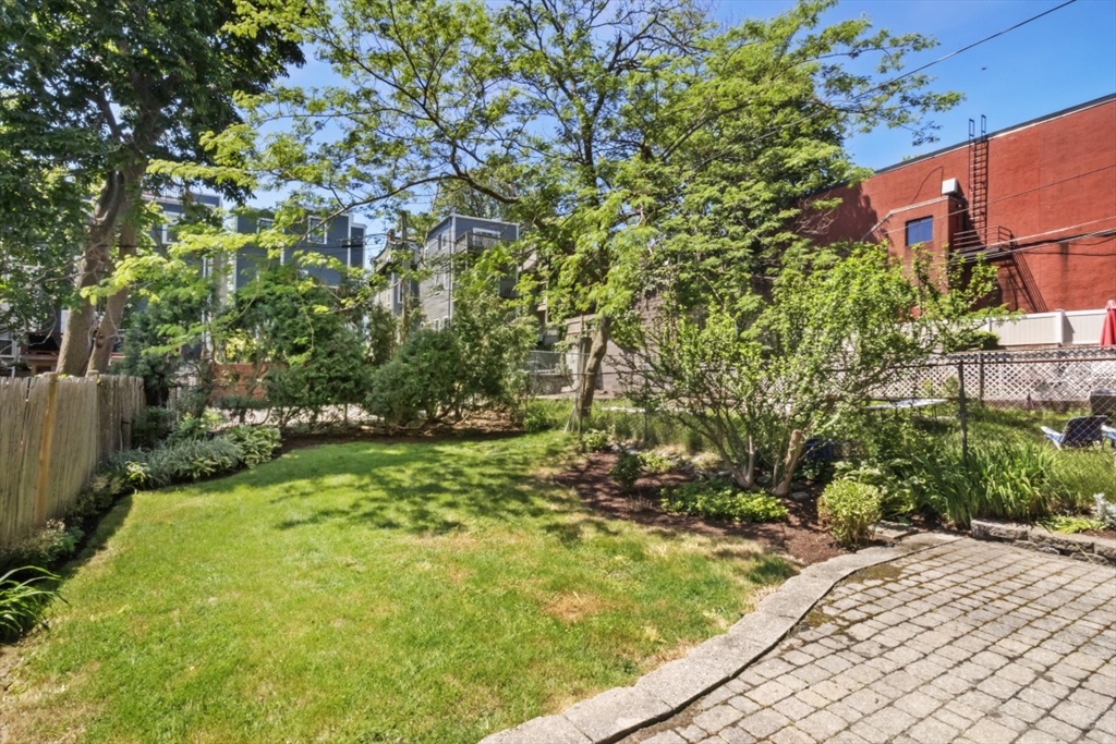 725 East 3rd St Property Photo 3