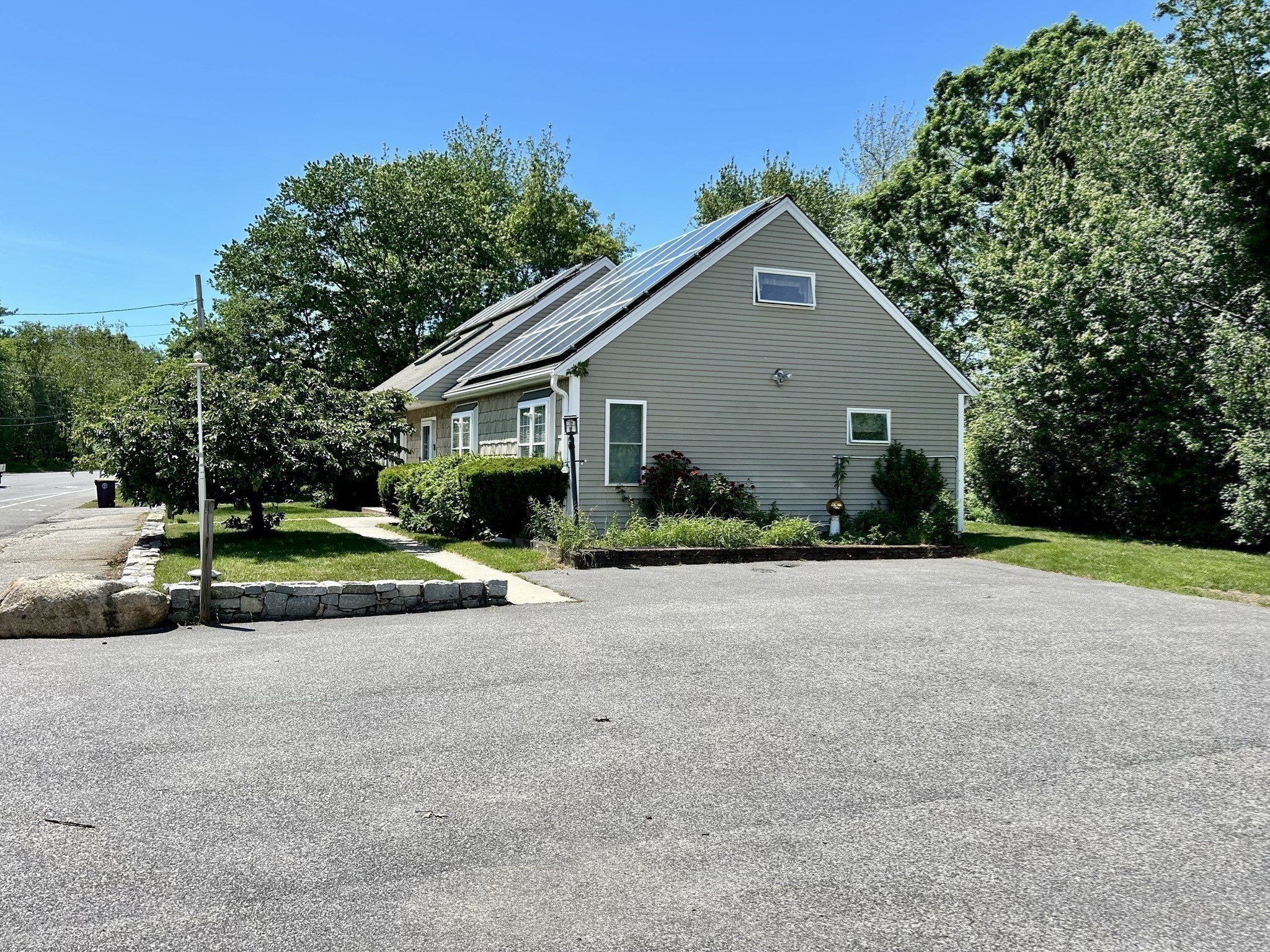 169 Park Ave W Property Photo 3
