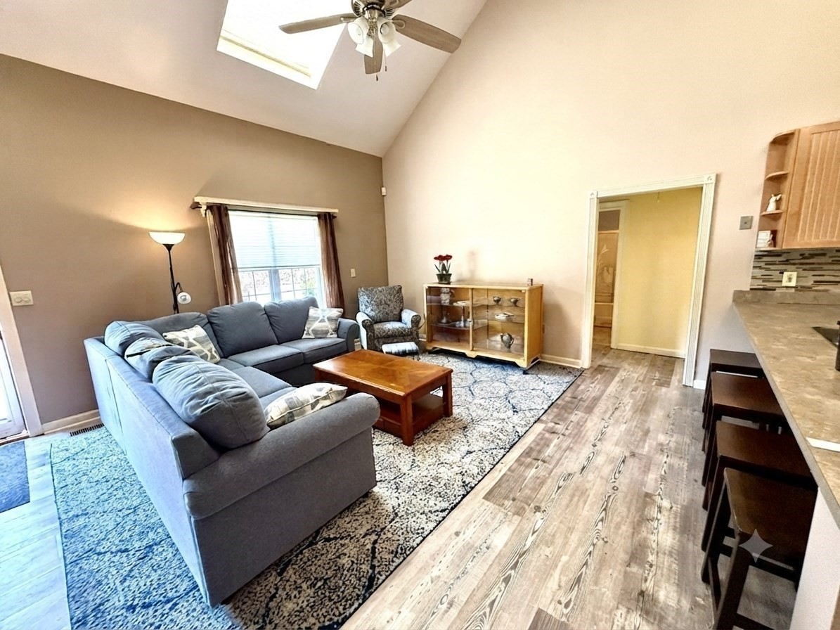 169 Park Ave W Property Photo 8