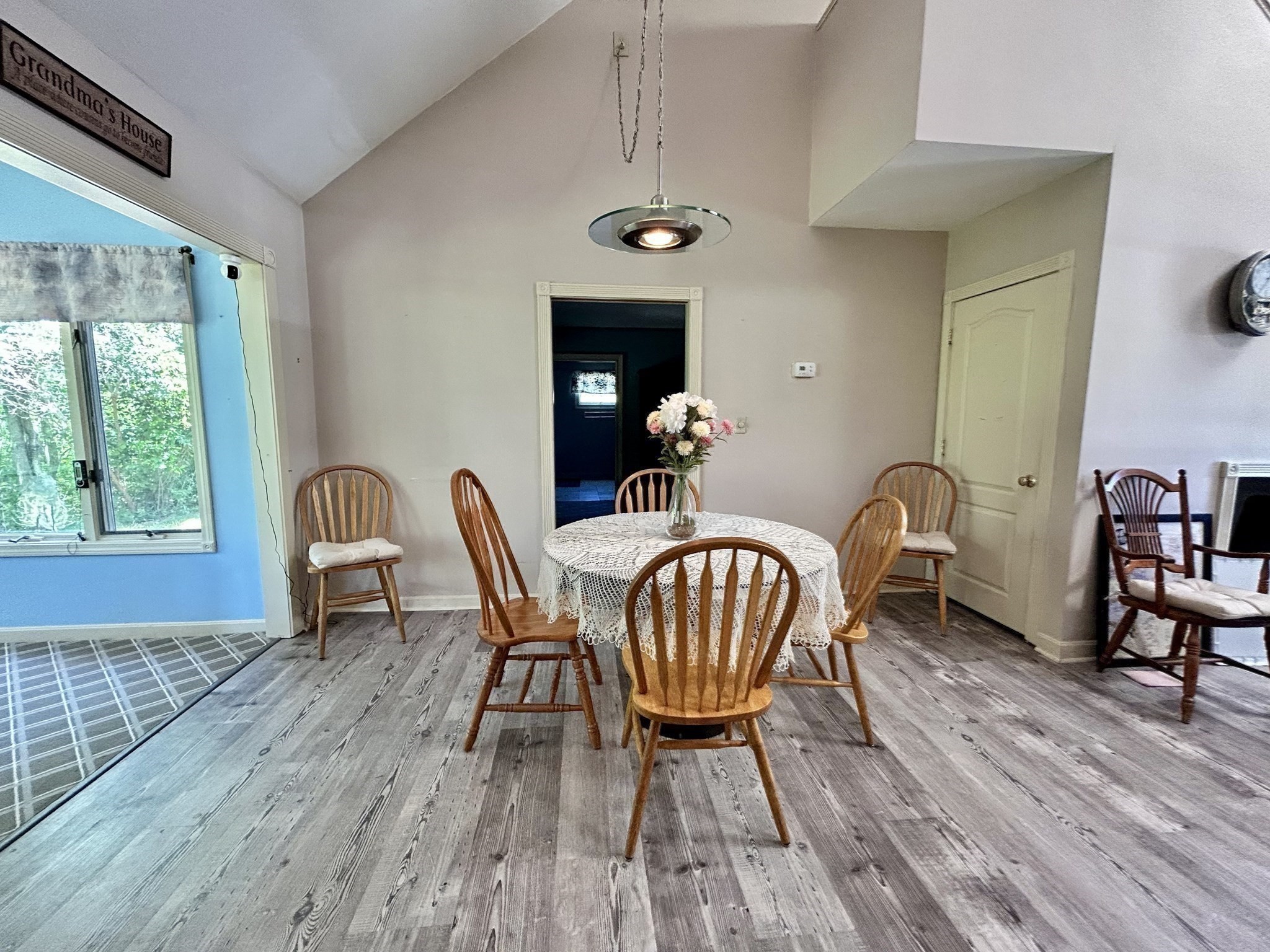 169 Park Ave W Property Photo 11