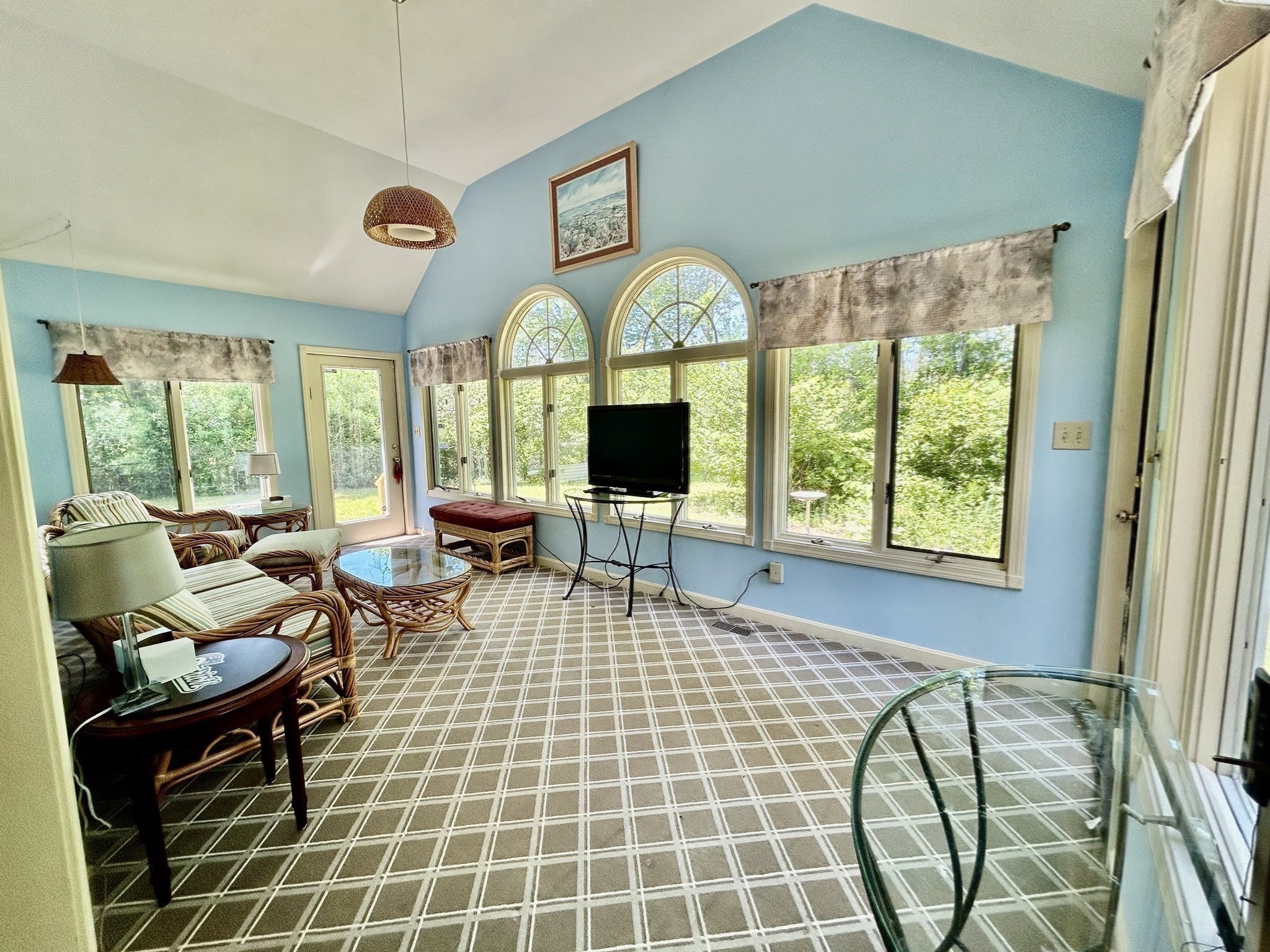 169 Park Ave W Property Photo 12