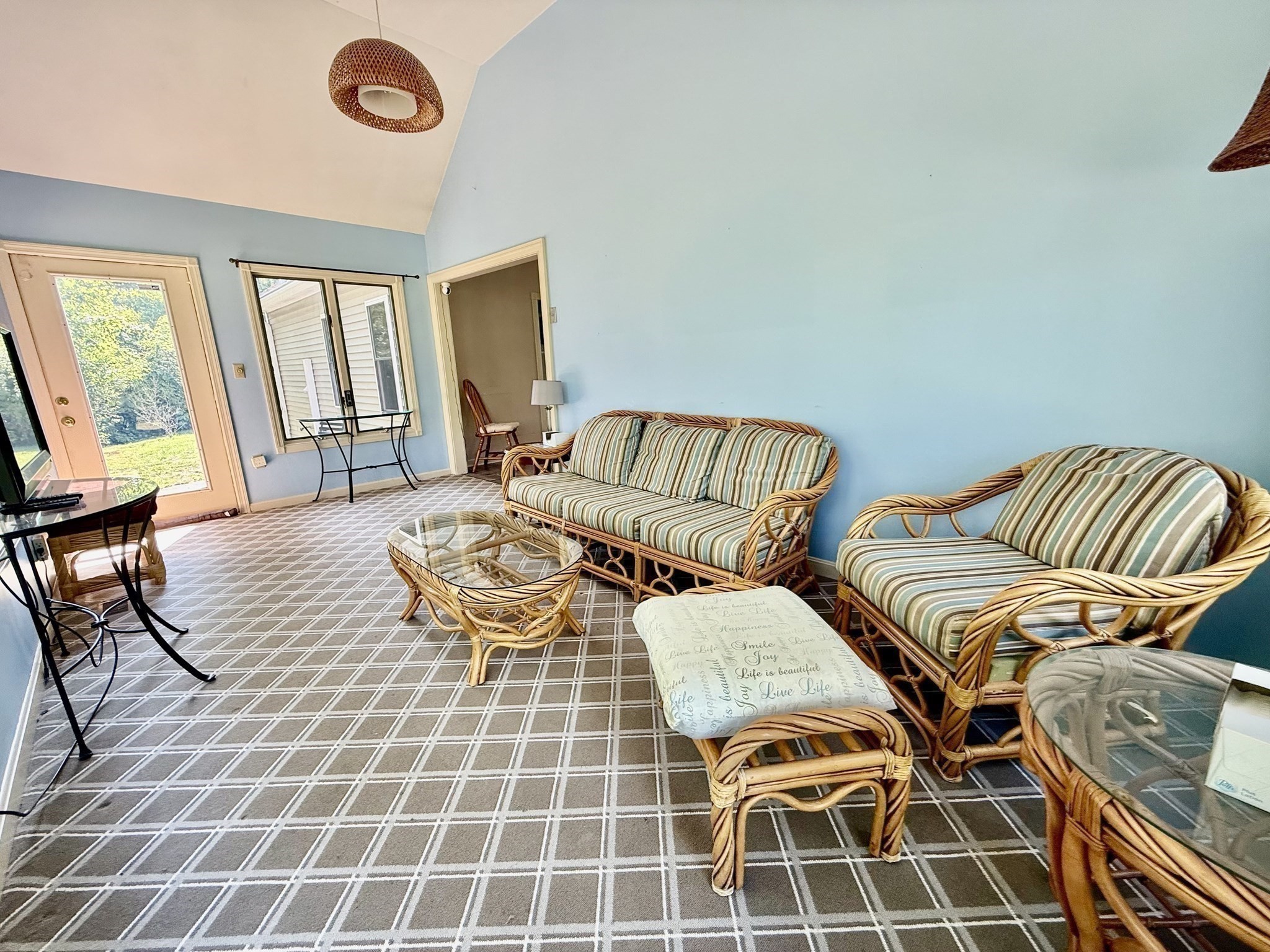 169 Park Ave W Property Photo 13