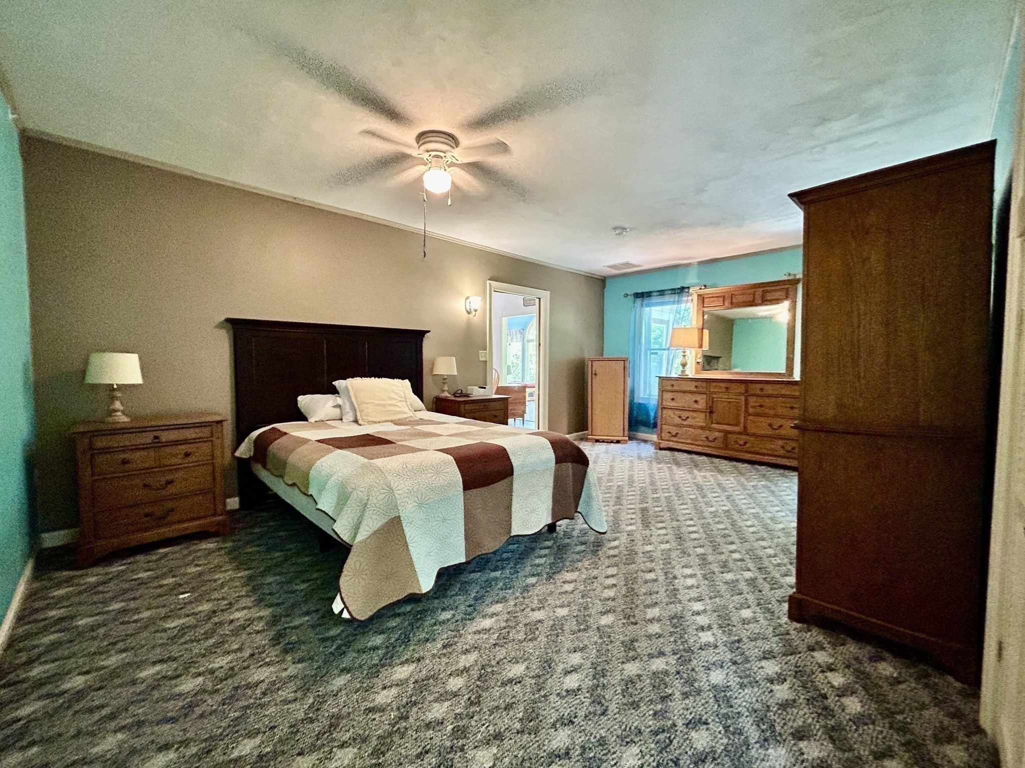 169 Park Ave W Property Photo 15