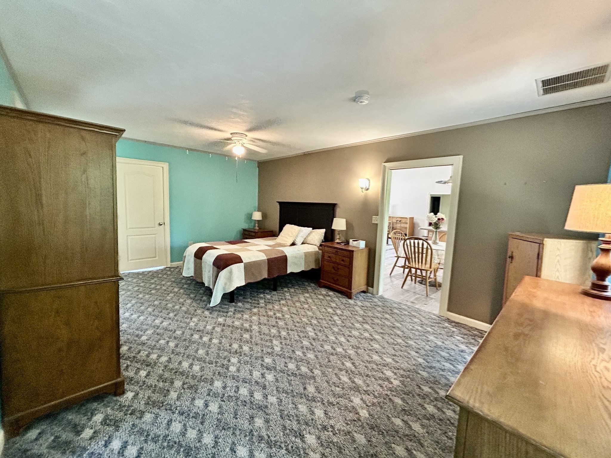 169 Park Ave W Property Photo 16