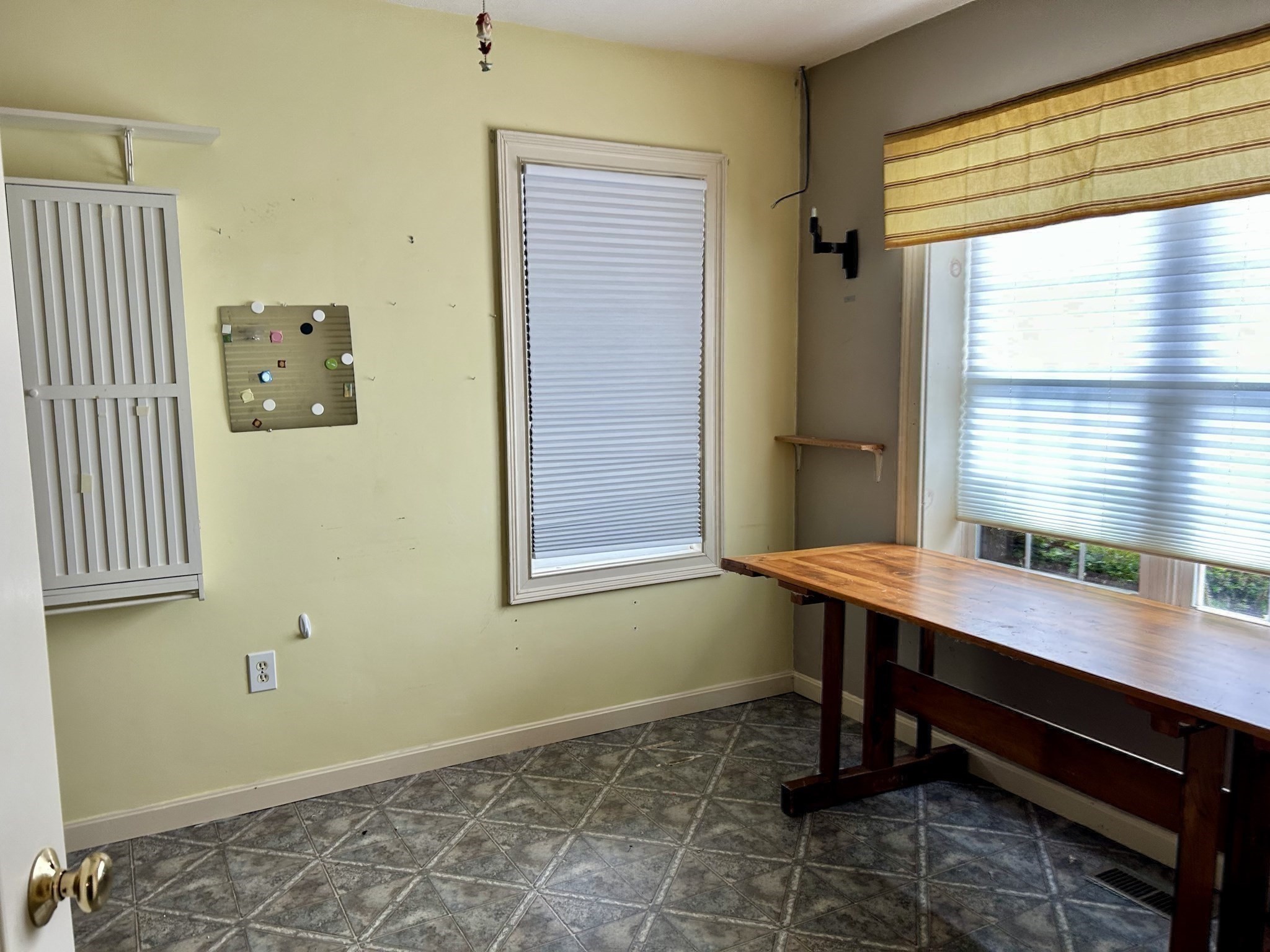 169 Park Ave W Property Photo 17