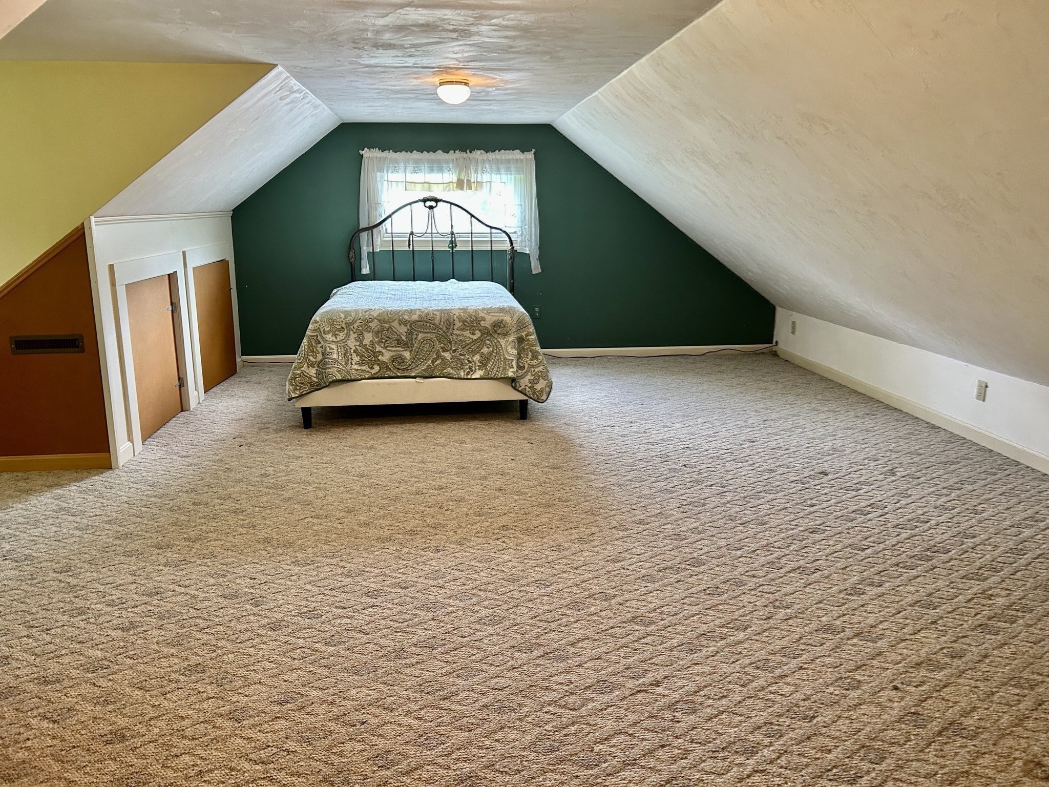 169 Park Ave W Property Photo 22