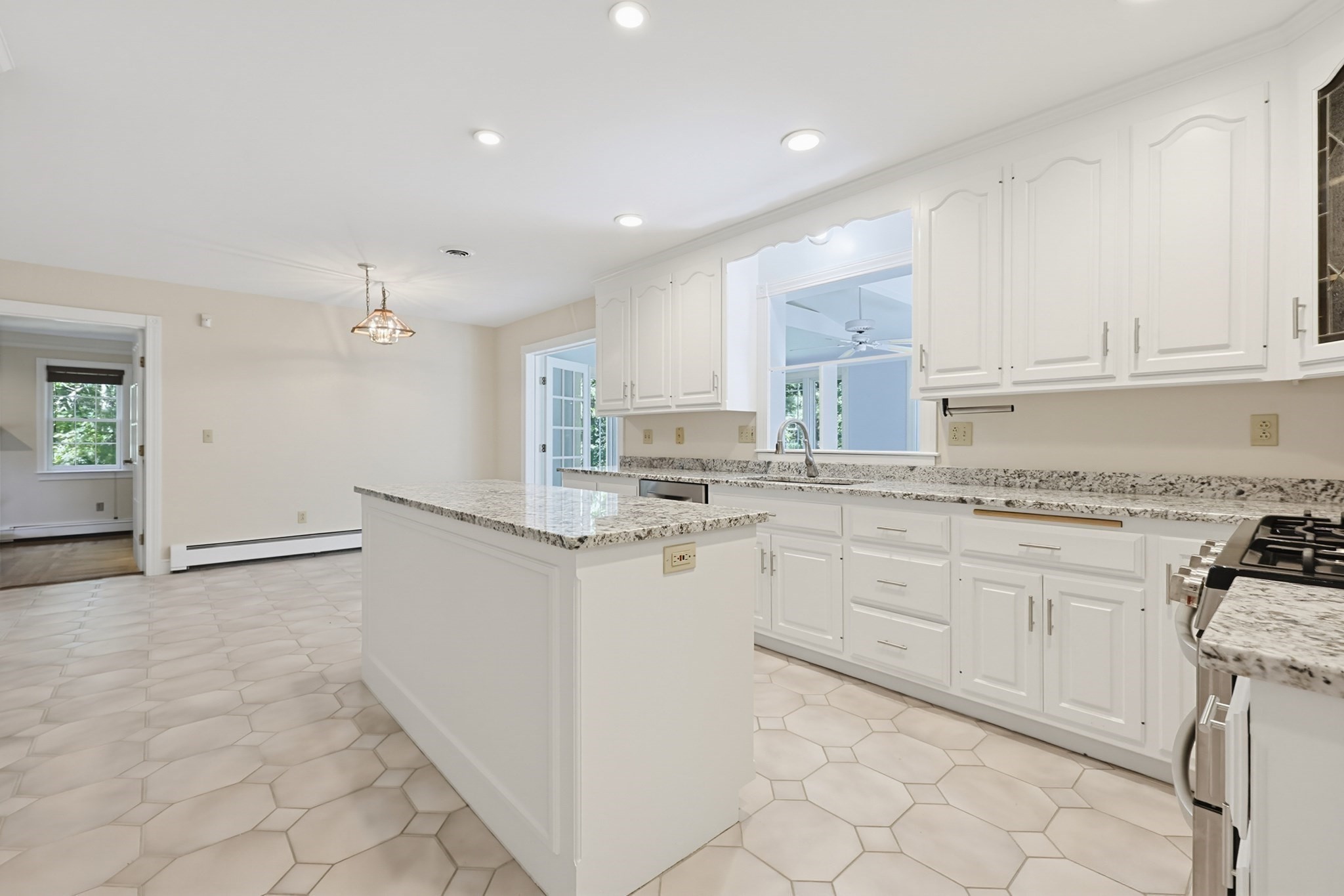 19 Windsor Dr. Property Photo 6