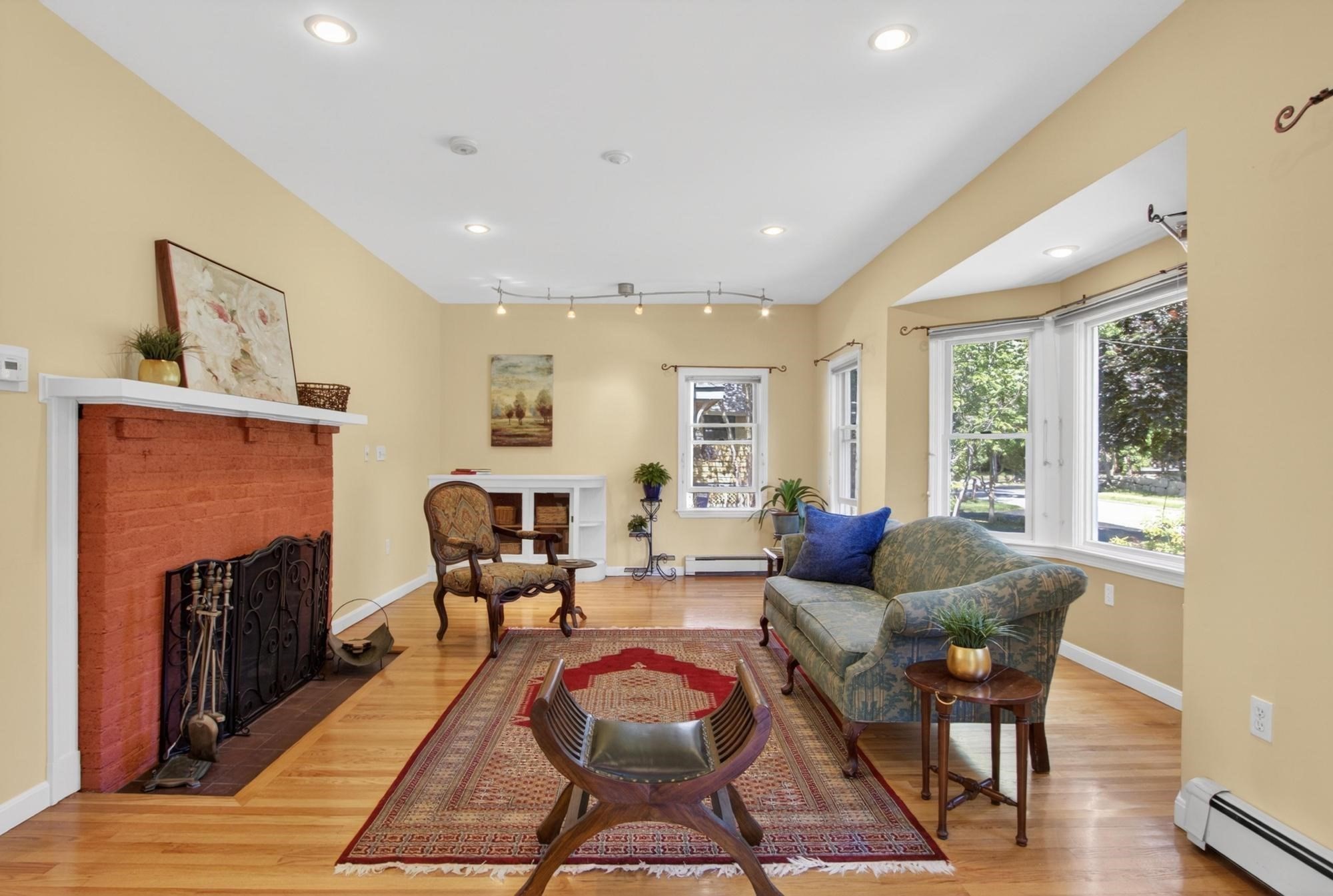 12 Middle St Property Photo 3