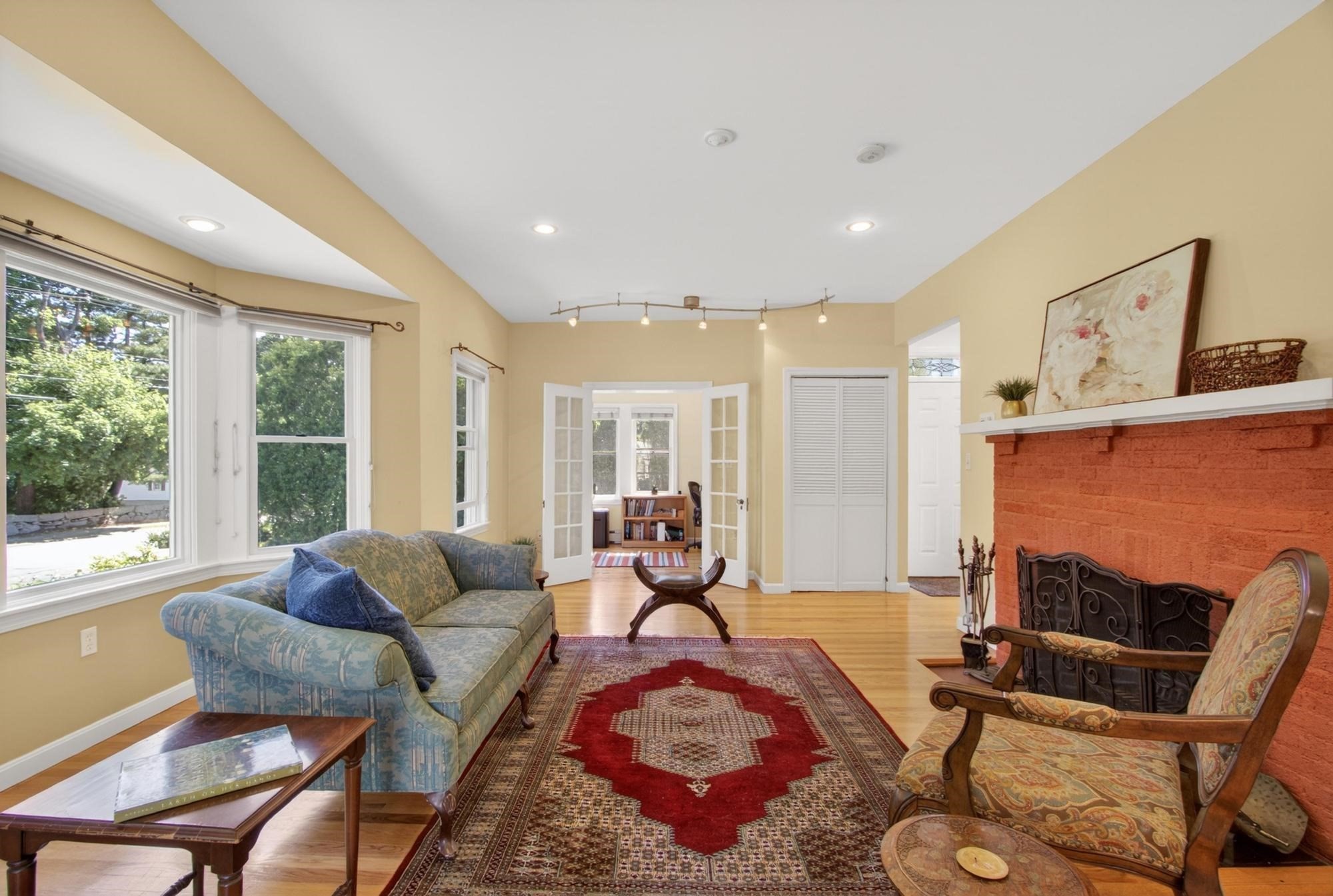 12 Middle St Property Photo 4